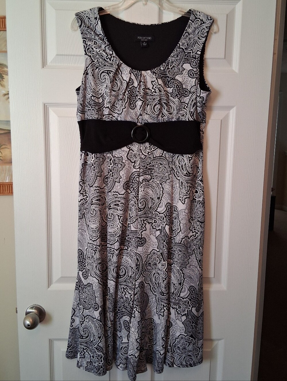 Perceptions Black & White Paisley Sleeveless Midi Dress with Ring Detail. 16